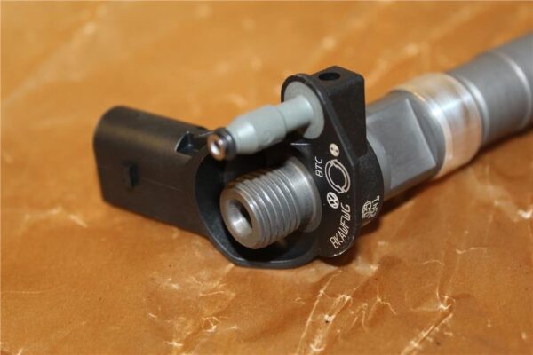 03L130855BX Fuel Injector 2.0L TDi CR VW Transporter - Image 2