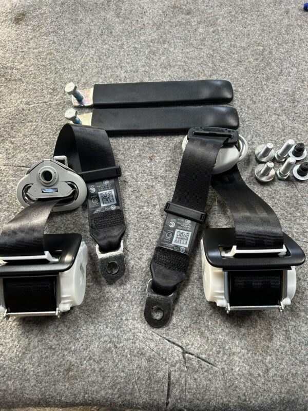 Genuine NEW Vw Transporter T5 / T6 3rd Row Passenger Seat Belt Kit Inc Fixings - Image 3